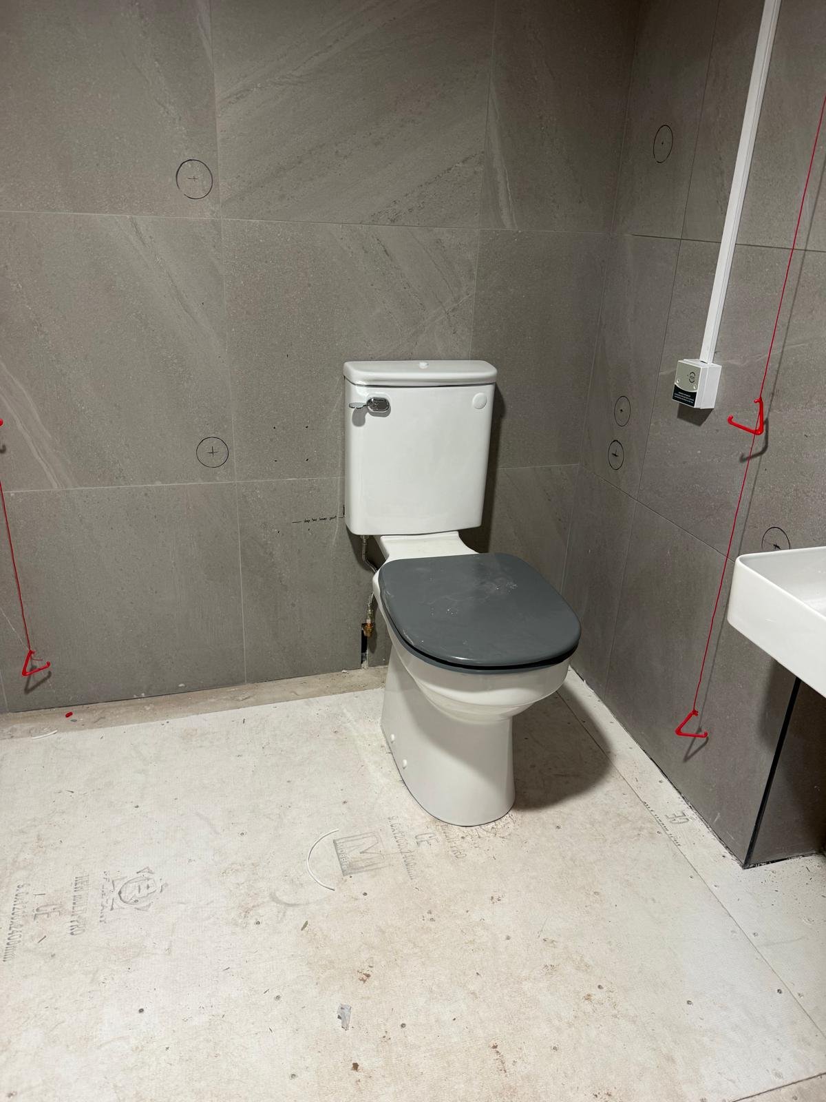 Tiled WC installation with marked-out service positions